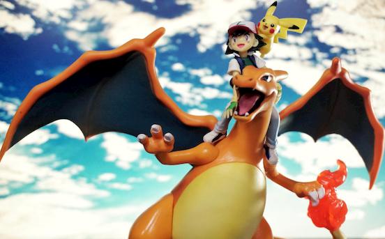 Pokemon reitet auf einem Drachen