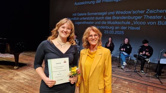Emely Hinze wurde der Sonderpreis von Heide Traemann im Namen der StWB Stadtwerke Brandenburg an der Havel GmbH & Co. KG überreicht.