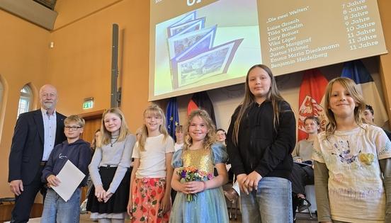 Die Künstlerinnengruppe mit Dr. Thomas Enzmann vom Rotary Club Brandenburg an der Havel