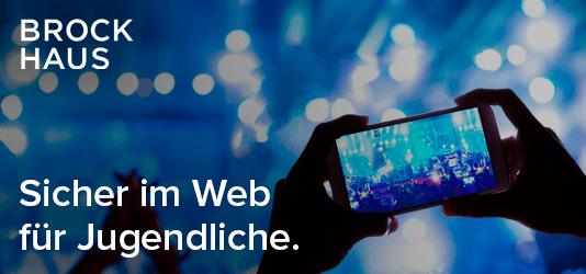Ein Werbebild für Brockhaus:  zwei Hände halten ein Handy fest. Daneben steht in weißer Schrift Sicher im Web für Jugendlichebe